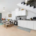 Mouras House, Tatil Evi